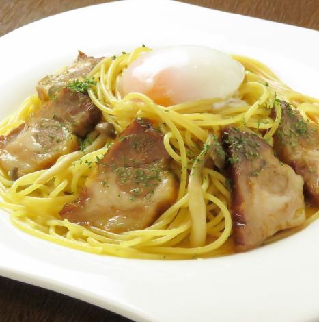 [Very Popular Menu!] Oil Pasta with Homemade Char Siu and Soft Onsen Egg 1,280 yen (tax included)