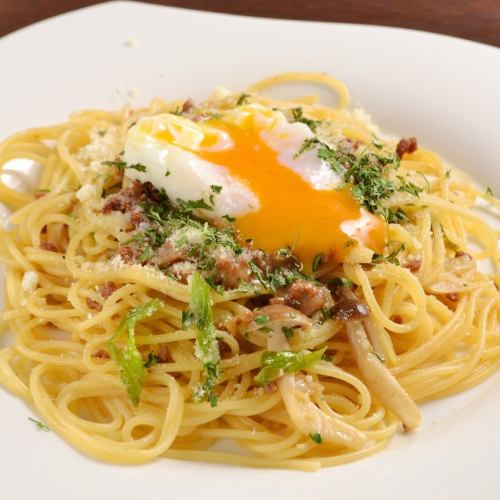 ◆Very popular ♪ "Meat miso and mozzarella cheese oil pasta with hot egg"