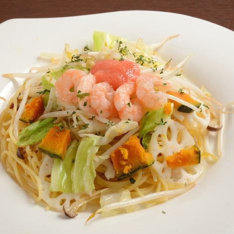 Black vinegar pasta with shrimp, mentaiko and plenty of vegetables 1280 yen (tax included)