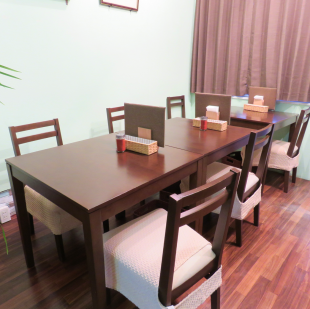 We offer 4 sets of 2 people and 1 set of 4 people in the shop.There is a children's chair, so it is also recommended for family meals. It is also recommended for singles and group meals.
