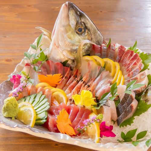 We are proud of our outstanding freshness! Assorted seasonal fresh fish sashimi!