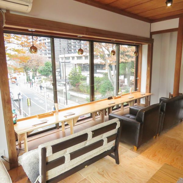 [Sofa seat] Sofa seat with a distinctive large window.Seating available for multiple people up to 5 people.This is a great seat for people who want to enjoy a relaxing meal on a date or to celebrate an anniversary.There is only one sofa seat, so we recommend making a reservation.
