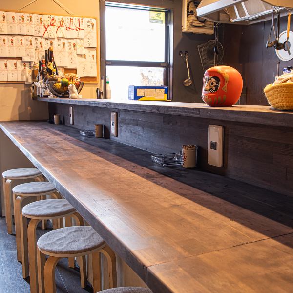 カウンター席は一人飲みやサク飲みに最適で、スタッフとの距離も近く、リラックスした時間を過ごせます♪「毎日フラッと寄れる家のような居心地」をコンセプトにした店内は、仕事帰りに一杯だけ楽しみたい時にもぴったり。肩肘張らずに過ごせる温かな雰囲気の中で、日々の疲れを癒やすひと時をお楽しみください。