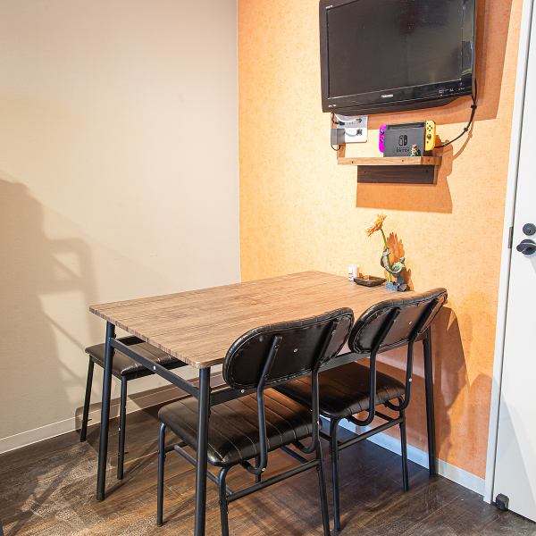 広々としたテーブル席は、宴会に理想的な空間です。ゆったり座れるので会話も弾み、仲間との時間をより楽しく彩ります。テレビの設置もございますので、宴会を盛り上げる要素も満載。落ち着いた雰囲気で居心地良く、長時間でも疲れにくい造りのため、会社の飲み会や打ち上げに◎充実した設備で最高のひと時をどうぞ