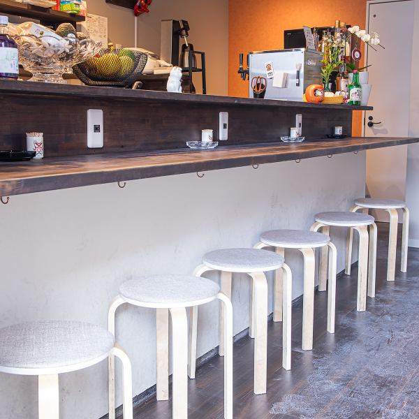 家のような居心地がコンセプトの内装は、外から中が見えない工夫でプライバシーも確保。天下茶屋駅から徒歩8分、花園町や松田町駅からも近くアクセス抜群です◎落ち着いた雰囲気で、USB充電ポートを完備。スマホの充電も安心で、仕事帰りにふらっと寄り道したくなる、毎日の安心感が魅力の隠れ家的一軒です★