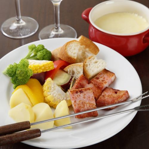 Cheese fondue (with bacon, warm vegetables, and baguette)