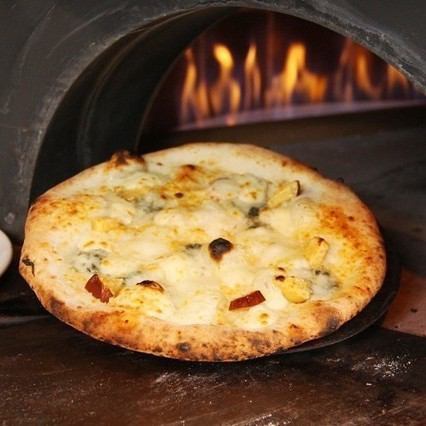 用正宗的石爐烤製的正宗披薩！