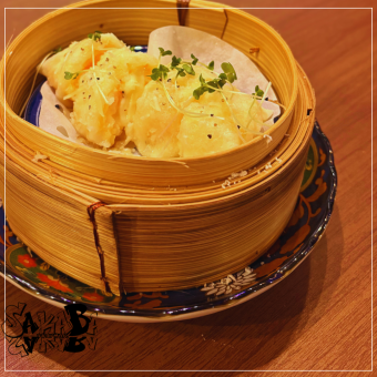 Steamed shrimp and cheese spring rolls