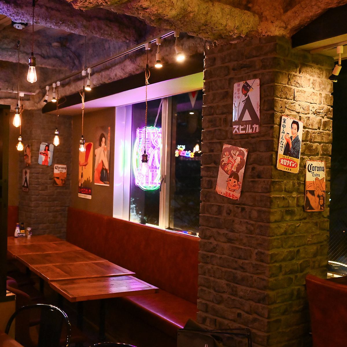 A slightly retro hideaway izakaya with sparkling neon lights! Great atmosphere