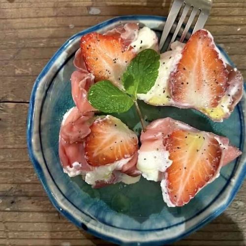 ◆季節のフルーツとチーズの生ハム包み◆