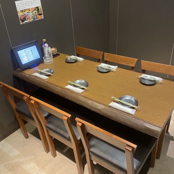 【個室・半個室完備】　個室宴会場もございまして、最大50名様までご利用頂けます！コロナ渦でも安心の個室席を完備しております。小人数から宴会等でのご利用のお客様まで幅広く対応しております。