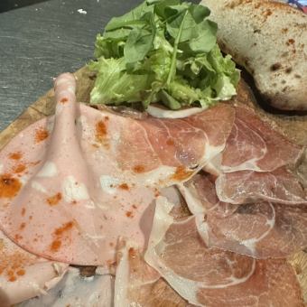 生ハム盛り合わせ ピザ生地のパン