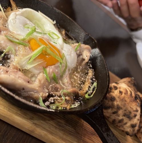 わら焼き鶏セセリと半熟卵のアヒージョ