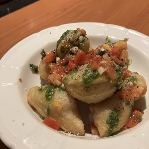 揚げピザと黒コショウ パルミジャーノ