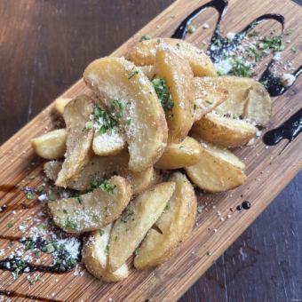 フライドポテトとミートソース、焼きモッツァレラのせ