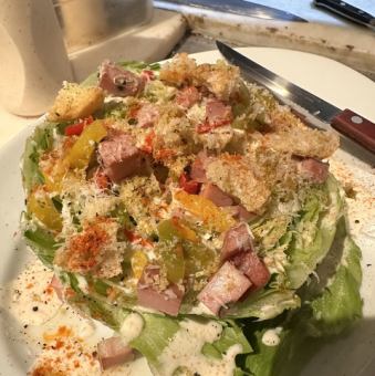 自家製ハムの藁焼きシーザーサラダ