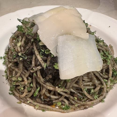 烏賊そうめんとボルチーニ茸のイカスミを使ったアーリオ・オーリオ
