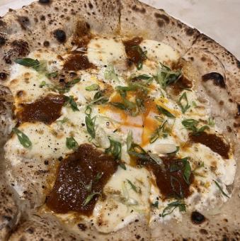 牛バラ肉のミートソースのピッツァ