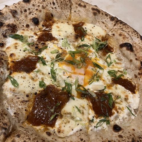 牛バラ肉のミートソースのピッツァ