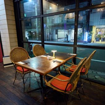 Perfect for girls' parties and birthday celebrations! Table seating