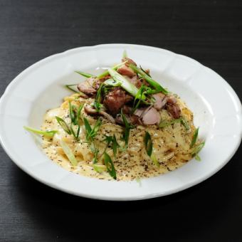 わら焼き鶏モモ肉の藁焼きカルボナーラ