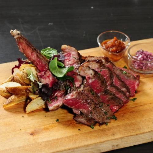 Tボーンステーキの炭火焼き