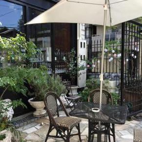 Lunch on the stylish cobblestone terrace ◎ Terrace seats
