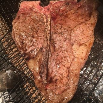 牛フィレ肉と牛ロースの両方たのしめるTボーンステーキの炭火焼き