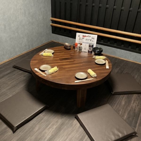 静かで落ち着いた「完全個室」をご用意しております。木のぬくもりと柔らかな照明が織りなす空間は、まるで隠れ家にいるような特別な雰囲気。周囲を気にせず、心ゆくまでお食事や会話をお楽しみいただけます。