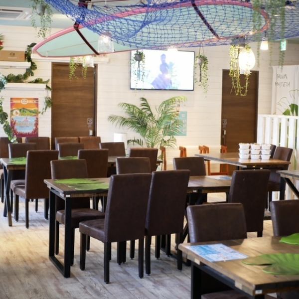 《ビーチサイドのレストランのようなオシャレな店内》こだわりのインテリアに彩られた雰囲気◎の店内で、本格的なお料理×お酒をご堪能下さい!また、周りを気にすることなくお楽しみいただける、小規模の飲み会や女子会にピッタリな個室もございます。お気軽にご相談ください。