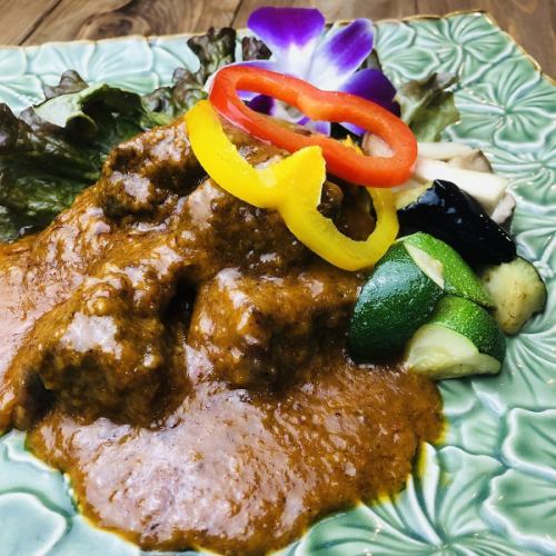牛ほほ肉のココナッツスパイス煮込み（ルンダン・サピ）