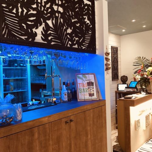 青くライティングされたドリンクコーナー