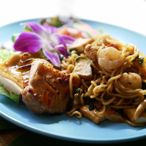 海鮮ミーゴレンとタイ風照り焼きチキン「ガイヤーン」