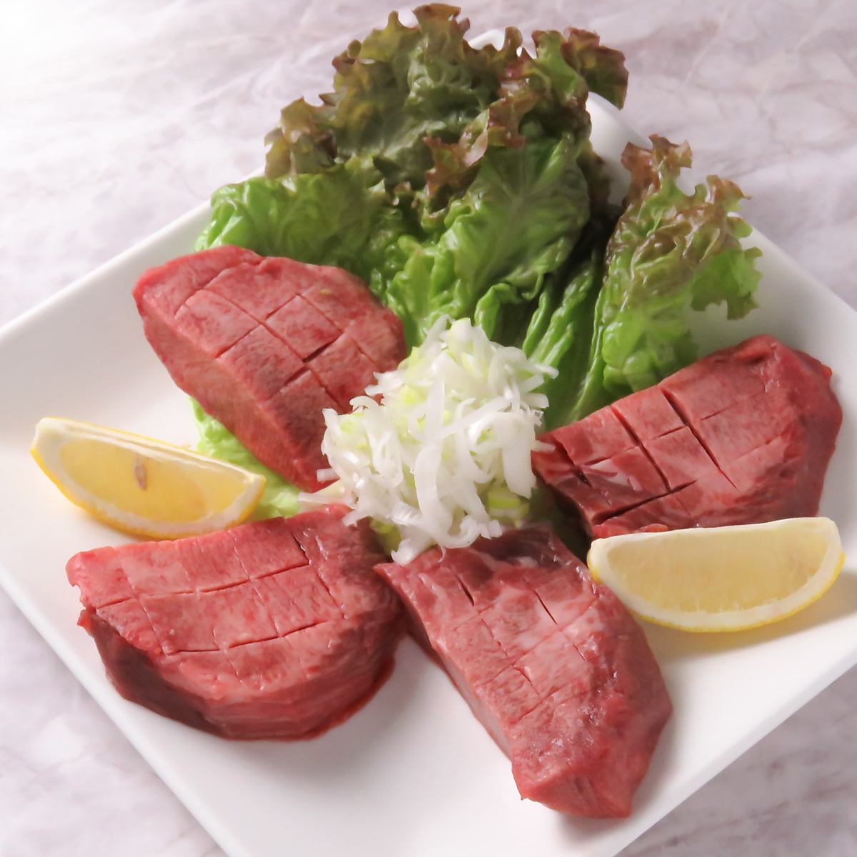 厚切りタン塩は極上の柔らかさで、旨味が凝縮された部位を厳選。