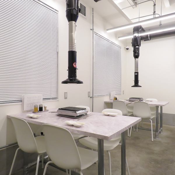 店内は、明るく洗練された空間が広がるテーブル席スタイルです。白を基調とした大理石調のテーブルとチェアが並び、清潔感と上品さを兼ね備えたデザインが印象的です。照明がお店の雰囲気全体を柔らかく包み込むような明るさを演出し、より開放的で爽やかな空間になっています。