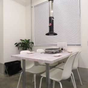 白を基調としたシンプルなお席です。落ち着いた空間の中で、食事やお酒が楽しめます。照明は柔らかく、リラックスした時間を過ごすのに最適です。