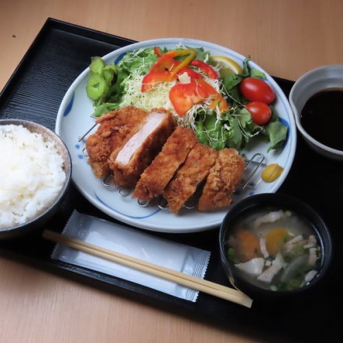 マテラ豚のとんかつ定食　野菜たっぷり人気ランチ