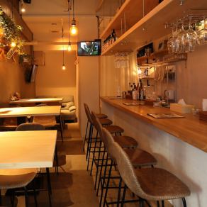 当店は、6席のカウンターがあり、落ち着いた雰囲気の店内でお食事を楽しむことができます。お一人様やデートにぴったりの空間です。静かな環境で、ゆったりとした時間を過ごすことができます。心地よい雰囲気の中で、特別なひとときをお過ごしください。