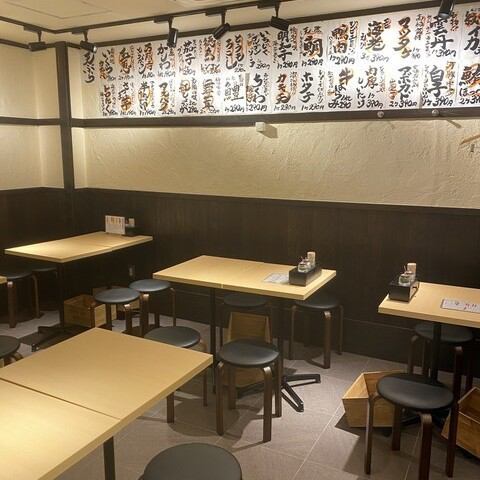 舒適的餐桌座位，座位間的間距較寬