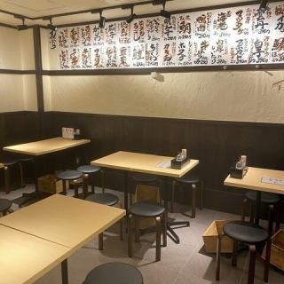我們有很多可以容納 4 人的桌子座位。適合團體聚餐、宴會，祝您有個愉快的時光！