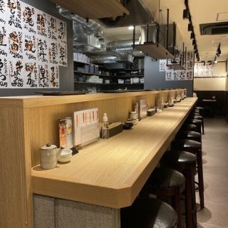 單身顧客也可安心享用！設有吧台座位，可以品嚐到當面炸製的熱騰騰的香脆天婦羅。請放心下班後用來快速喝一杯！