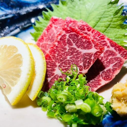 请享用从熊本县古河农场直送的新鲜马肉生鱼片！