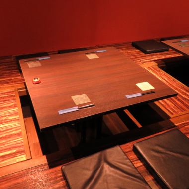 This is a sunken kotatsu seat for 4 people! You can pull down the blinds from above and use it as a semi-private room, so you can enjoy it in a calm atmosphere without worrying about your surroundings!
