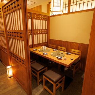 【2名~4様向けテーブル】【喫煙可能・禁煙席もご用意有り】人数に合わせて柔軟に対応可能なテーブル席をご用意◎和の雰囲気を演出したこだわりの空間は寛げながらも盛り上がること間違いなし!!上野駅から徒歩1分の好立地はアクセス抜群♪お得な飲み放題や　幹事様必見のお得なクーポンもご用意◎
