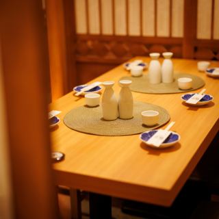 【2名~4名様向け完全個室】【喫煙可能・禁煙席もご用意有り】2名様~は勿論，4名様~/6名様~/8名様～/10名様以上もシーンに応じて柔軟に完全個室をご用意致します！暖かな照明が居心地の良い雰囲気を演出◎特別な空間で絶品料理が味わえる自慢のお席が多数◆デートや合コンなど幅広い用途でお使いいただけます◎