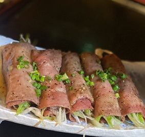Grilled beef tongue wrapped in green onions (1 piece)