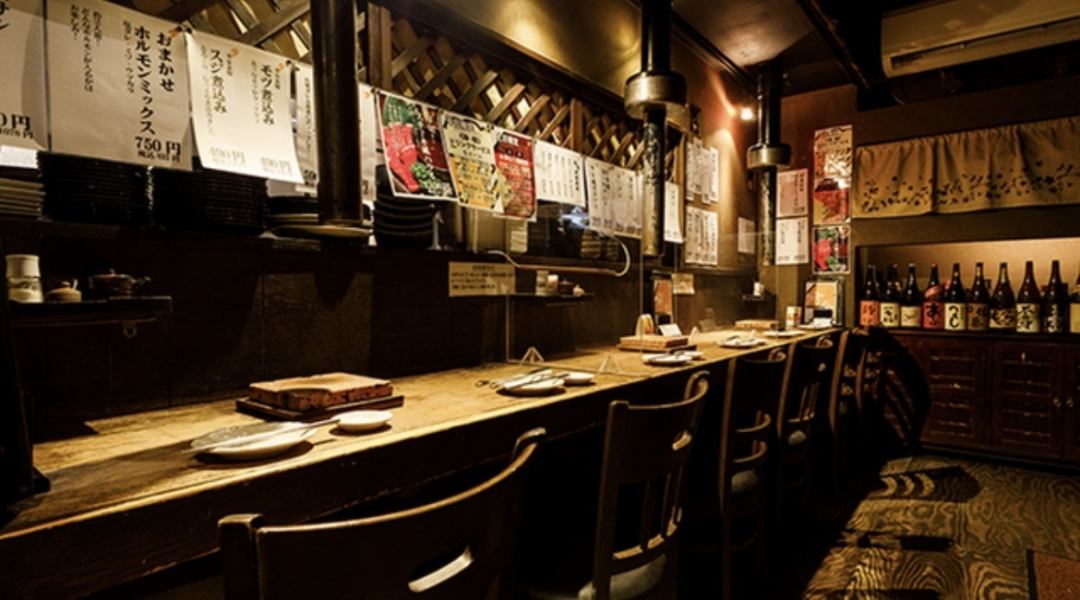 カウンターは6席。1～2名様でも、気兼ねなくご来店いただけます。ぜひ、こだわりのお肉をご賞味ください。