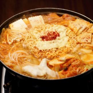 Kimchi dumplings Budaejjigae (2 servings)