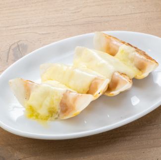 Cheese Dakgalbi Gyoza (4 pieces)