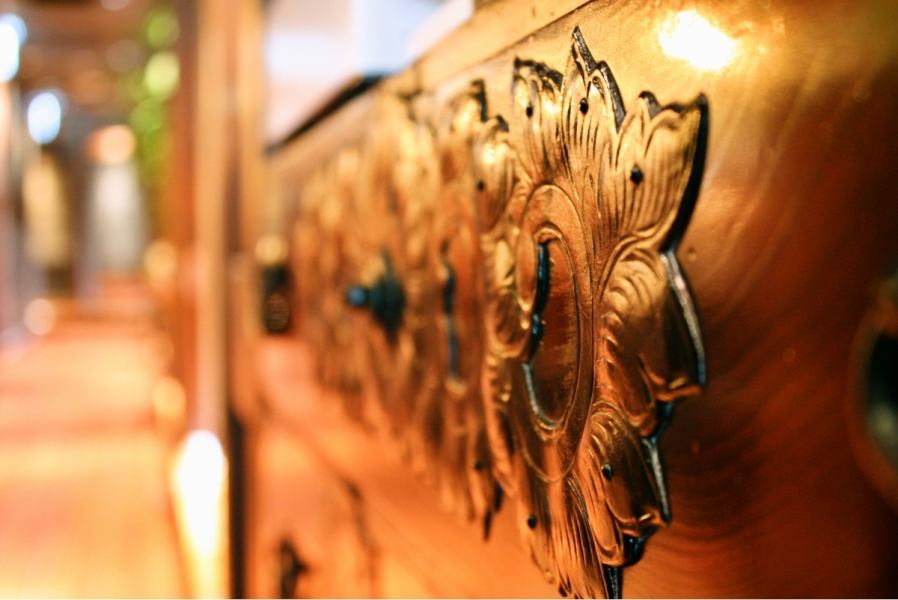 店内は造り酒屋で使用されていた古材を使用し、どこか懐かしい雰囲気を感じさせてくれます。落ち着いた雰囲気で至高の焼肉を心からお楽しみください。